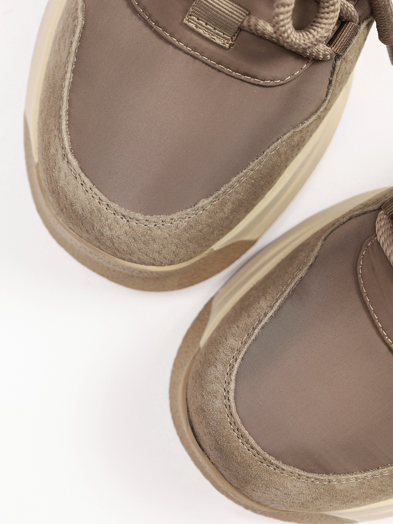 Ботинки комбинированные бежевого цвета на контрастной средней подошве